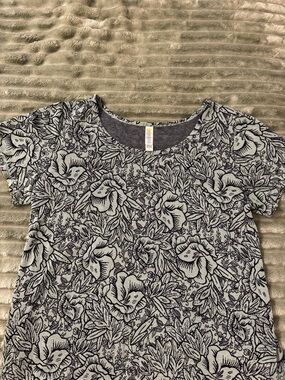 LuLaRoe green Floral Outline Short Sleeve Tee on Cream Base